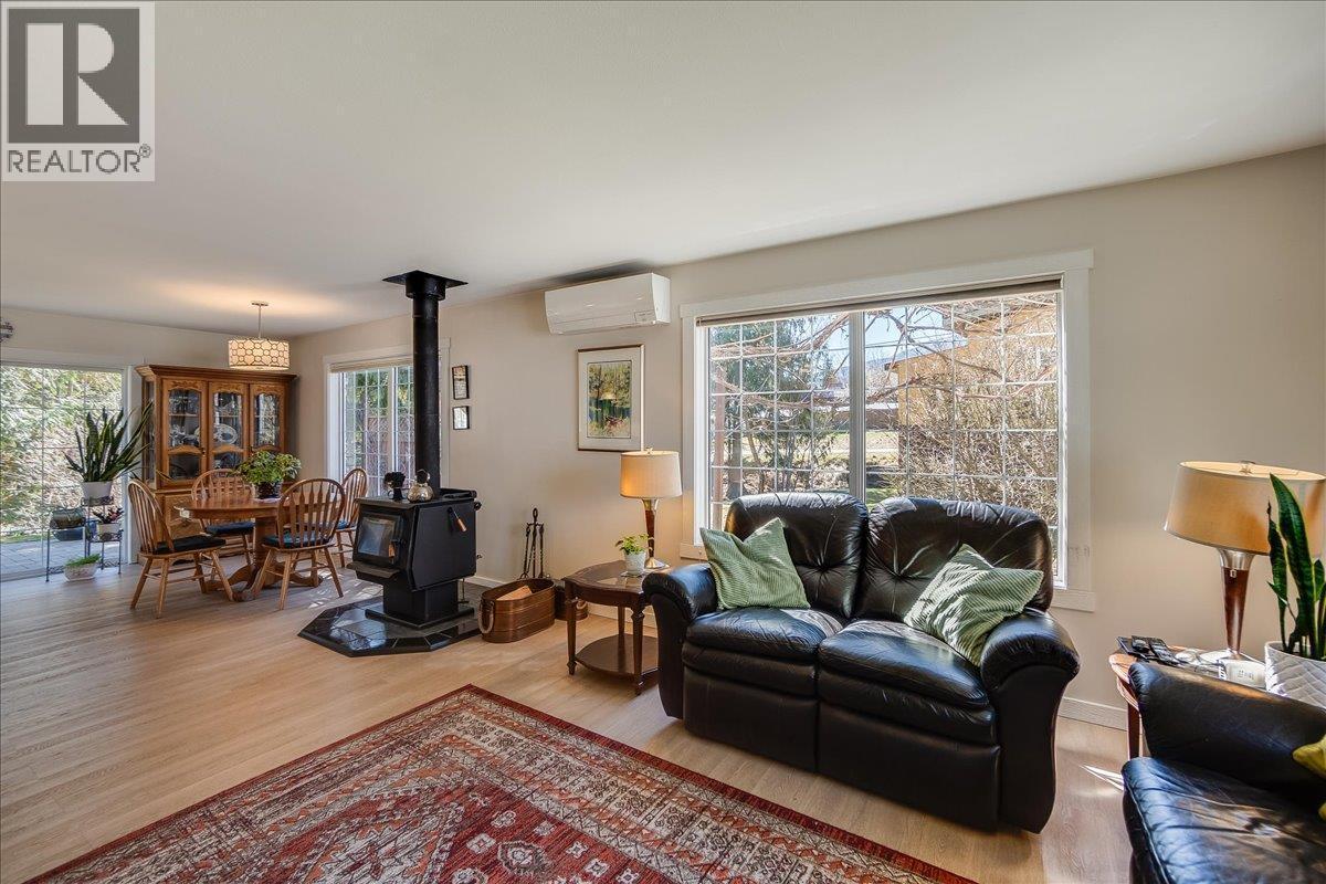 210 Bayview Street, Kaslo, BC - Indoor Photo Showing Living Room