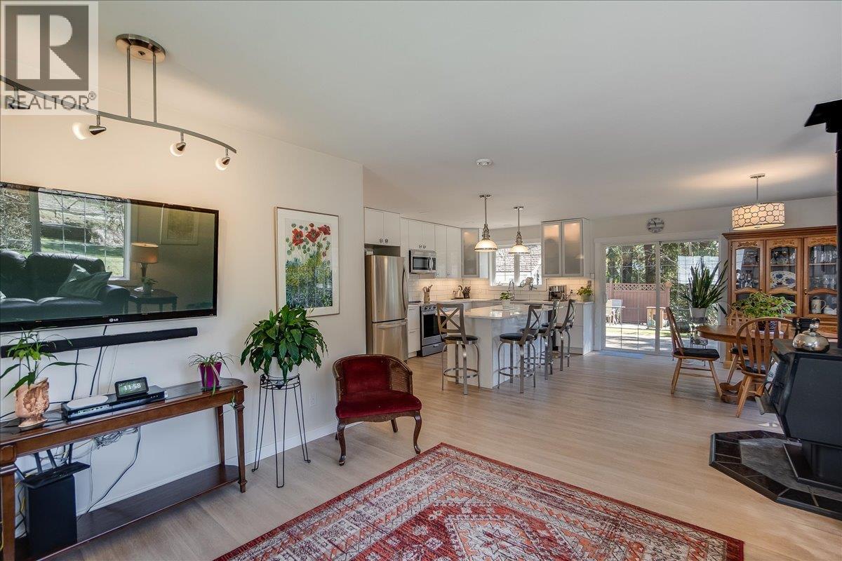210 Bayview Street, Kaslo, BC - Indoor Photo Showing Living Room