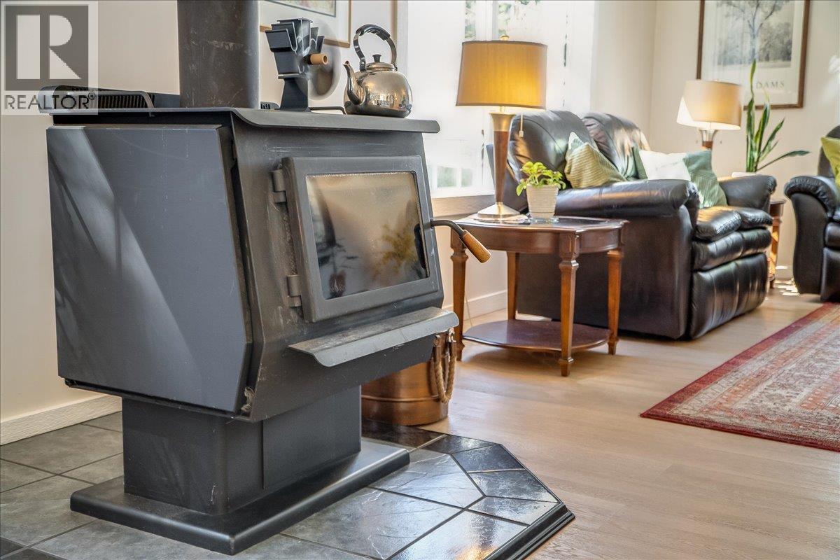 210 Bayview Street, Kaslo, BC - Indoor With Fireplace