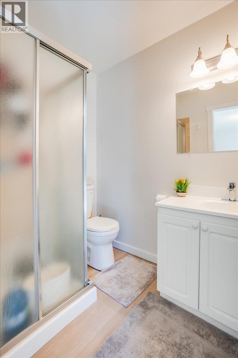 210 Bayview Street, Kaslo, BC - Indoor Photo Showing Bathroom