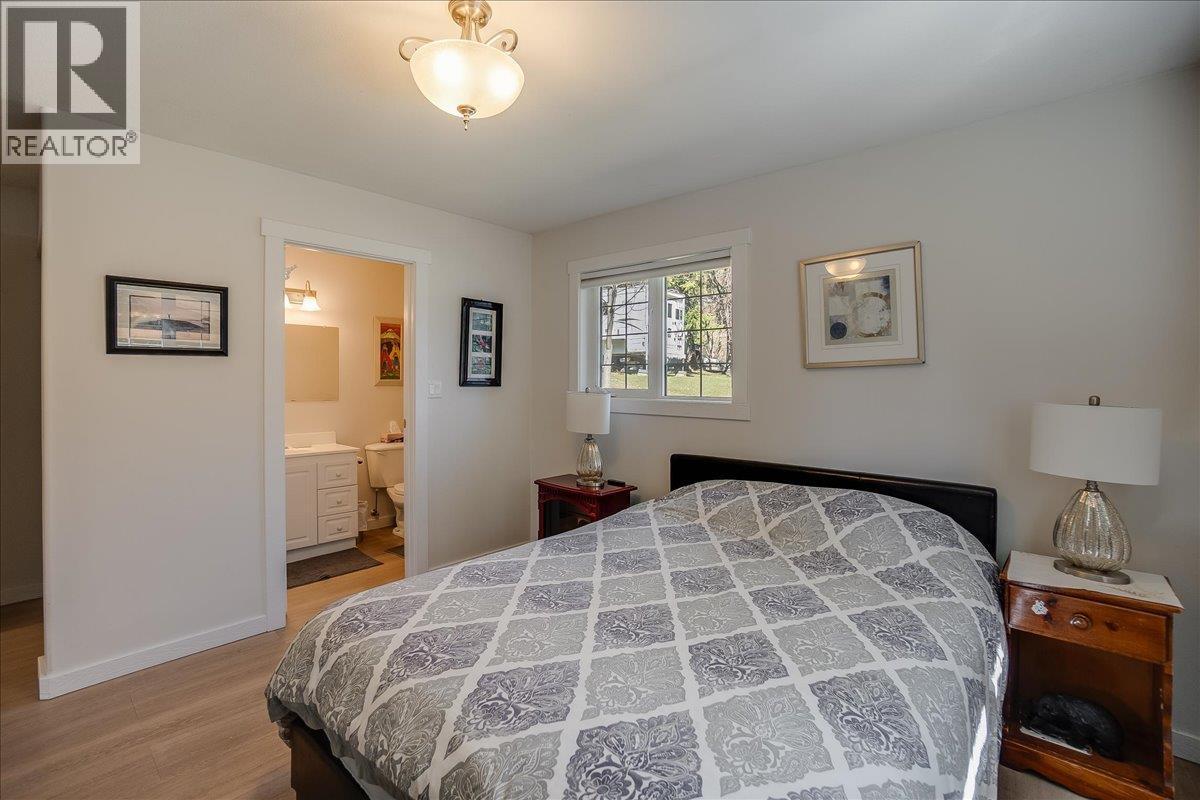 210 Bayview Street, Kaslo, BC - Indoor Photo Showing Bedroom
