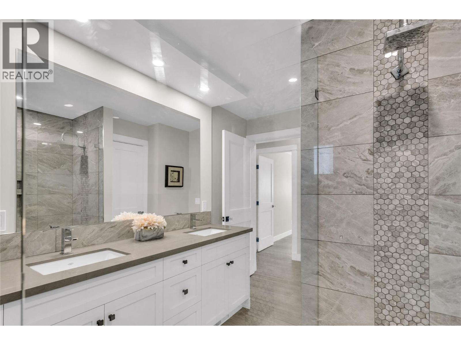 Luxurious main bathroom - 488 Sheila Crescent, Kelowna, BC - Indoor Photo Showing Bathroom