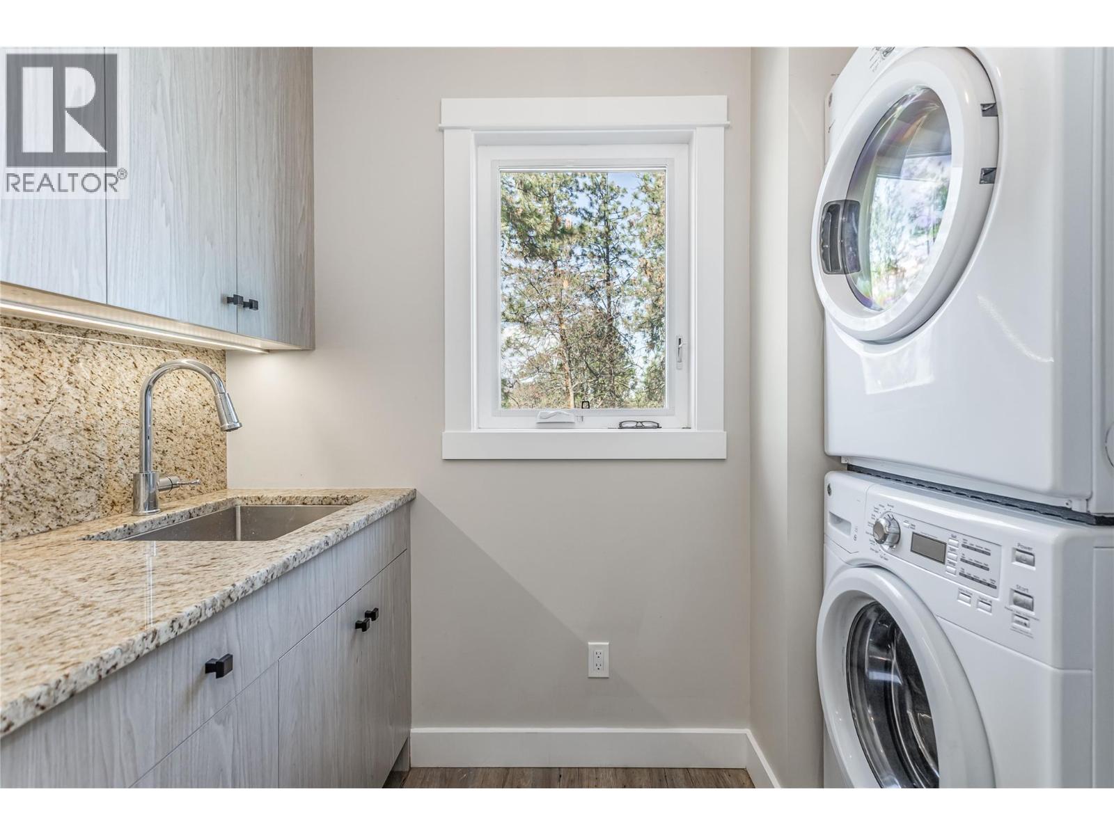 488 Sheila Crescent, Kelowna, BC - Indoor Photo Showing Laundry Room