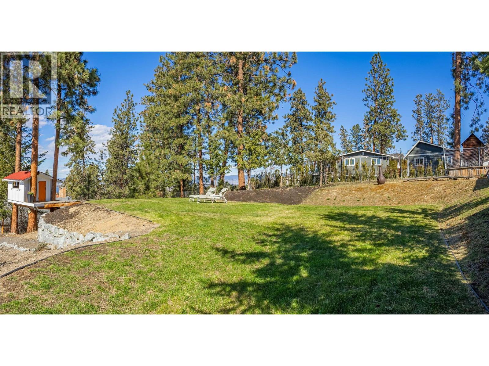 Upper lawn and gardens - 488 Sheila Crescent, Kelowna, BC - Outdoor