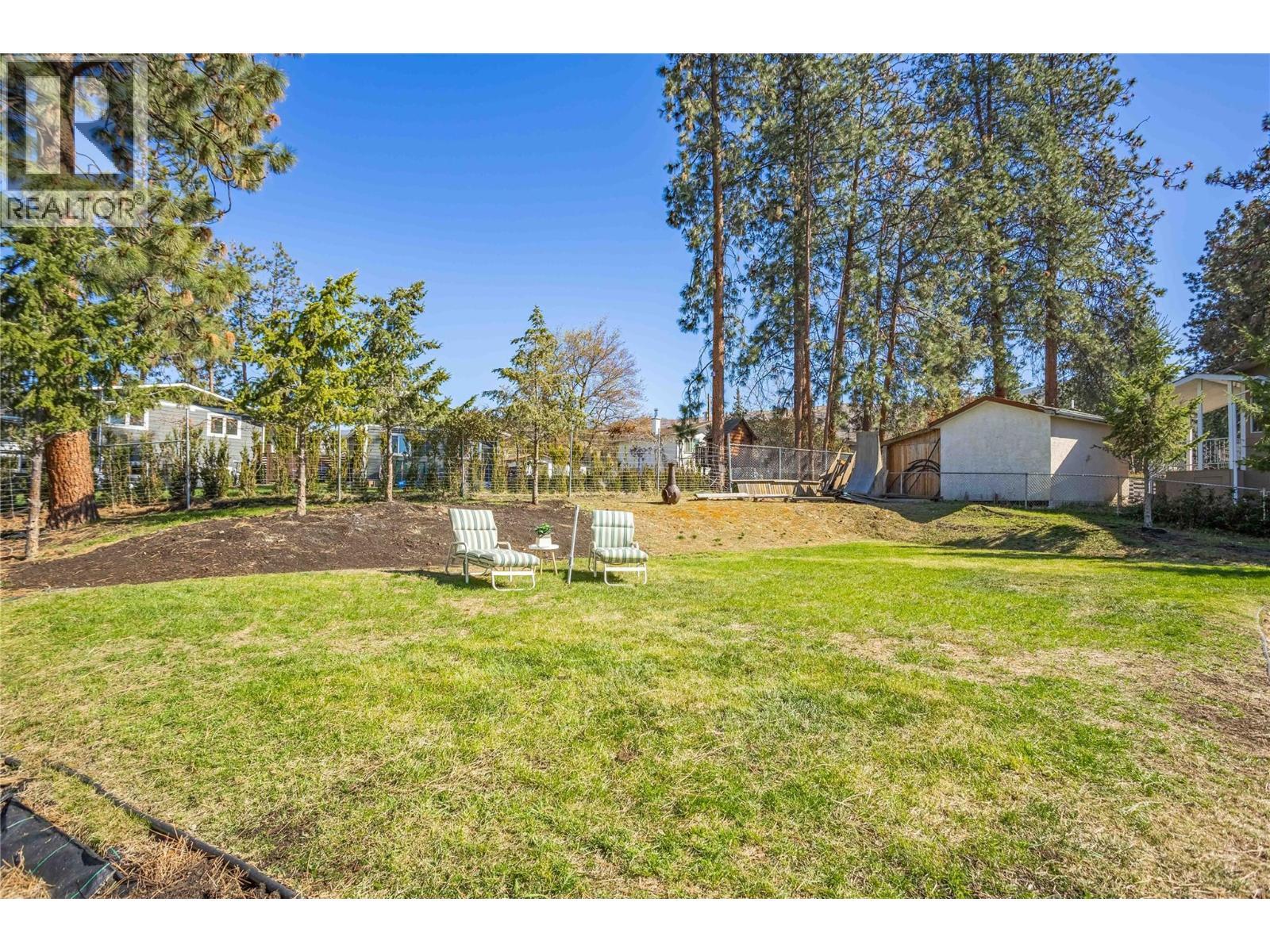 Upper lawn - 488 Sheila Crescent, Kelowna, BC - Outdoor