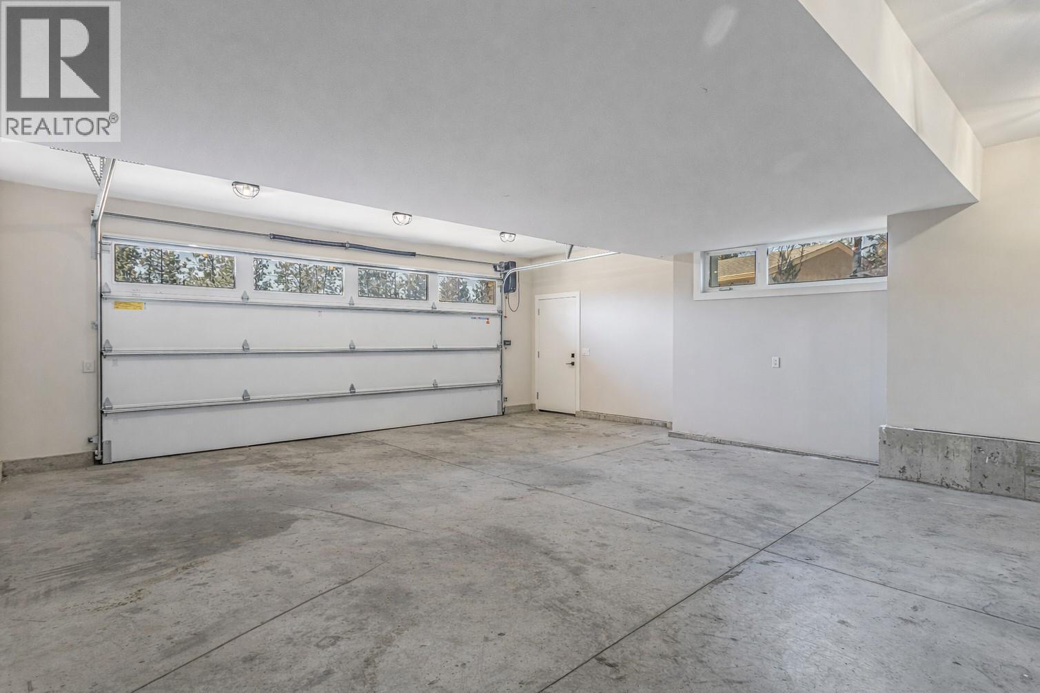 488 Sheila Crescent, Kelowna, BC - Indoor Photo Showing Garage