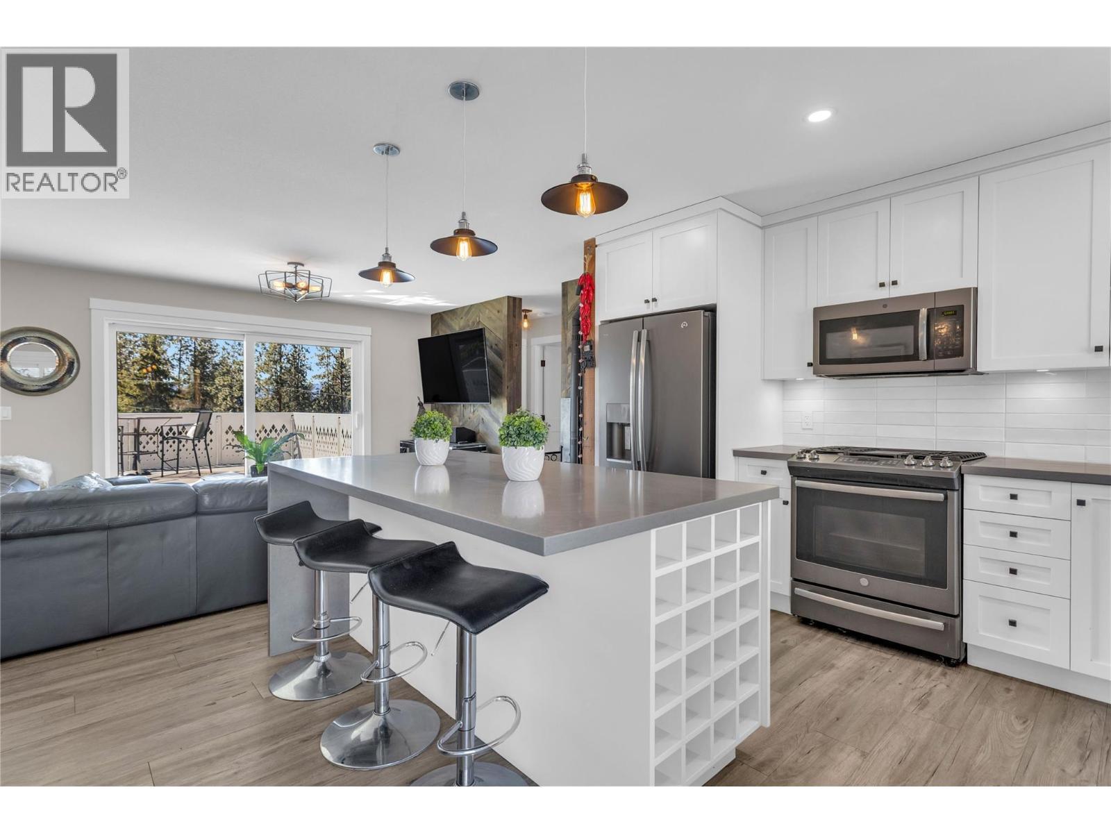 Gorgeous updated kitchen - 488 Sheila Crescent, Kelowna, BC - Indoor Photo Showing Kitchen With Upgraded Kitchen