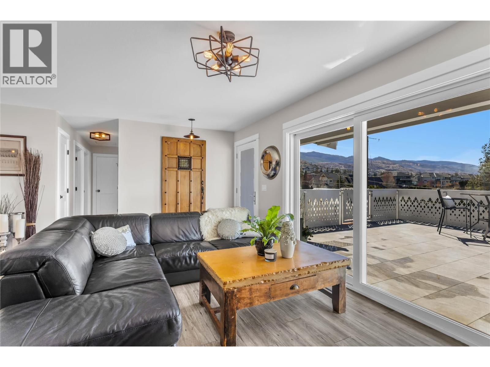 488 Sheila Crescent, Kelowna, BC - Indoor Photo Showing Living Room
