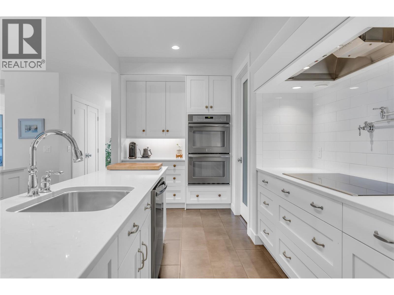 2376 Saucier Road, Kelowna, BC - Indoor Photo Showing Kitchen With Upgraded Kitchen