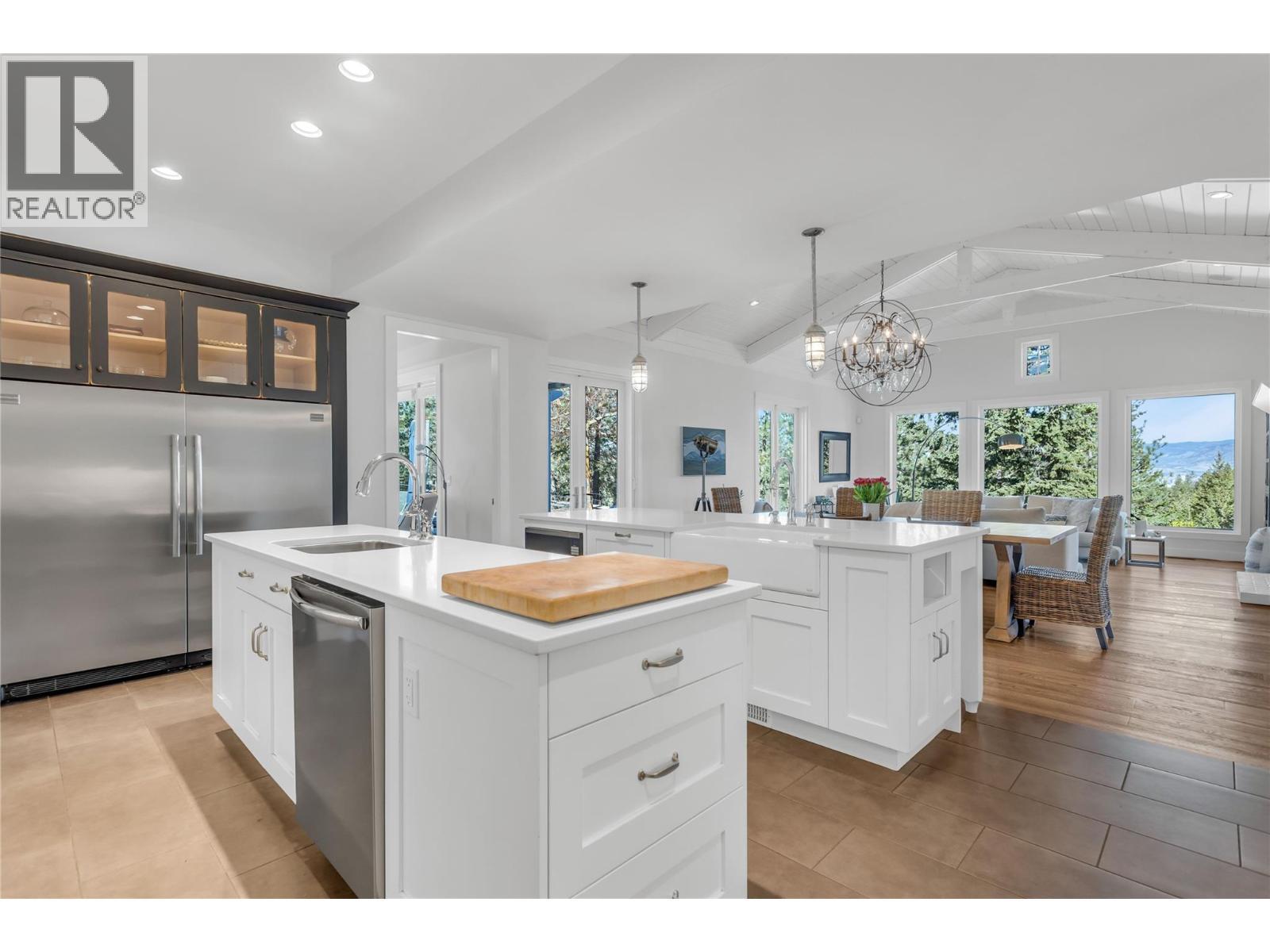 2376 Saucier Road, Kelowna, BC - Indoor Photo Showing Kitchen With Upgraded Kitchen