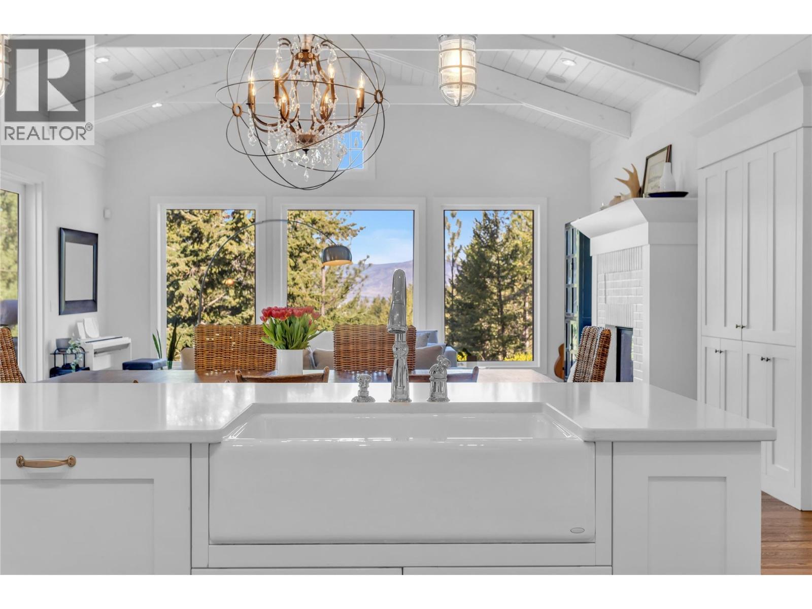 2376 Saucier Road, Kelowna, BC - Indoor