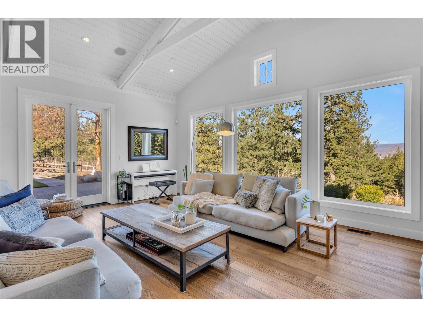 2376 Saucier Road, Kelowna, BC - Indoor Photo Showing Living Room