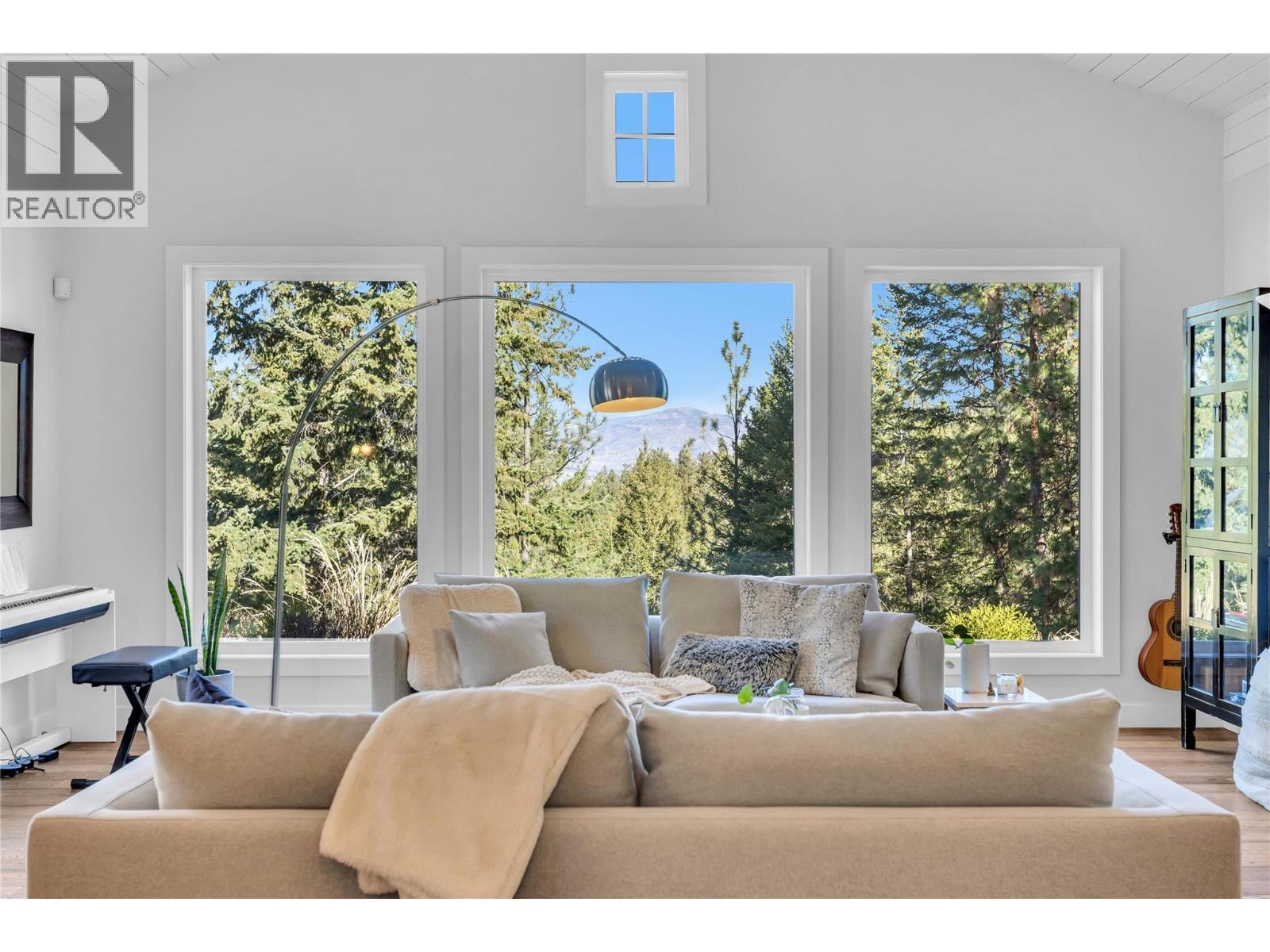 2376 Saucier Road, Kelowna, BC - Indoor Photo Showing Living Room