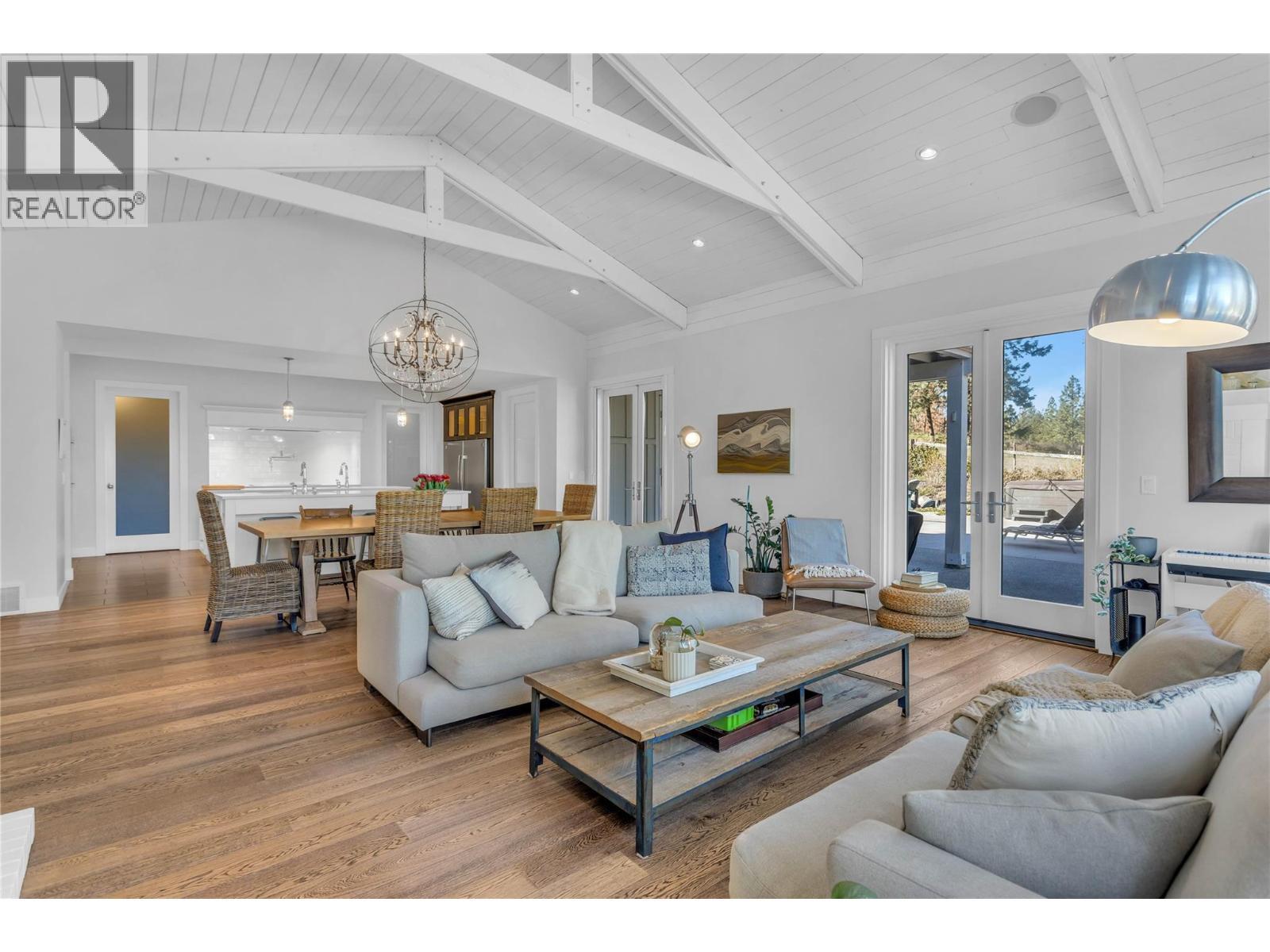 2376 Saucier Road, Kelowna, BC - Indoor Photo Showing Living Room