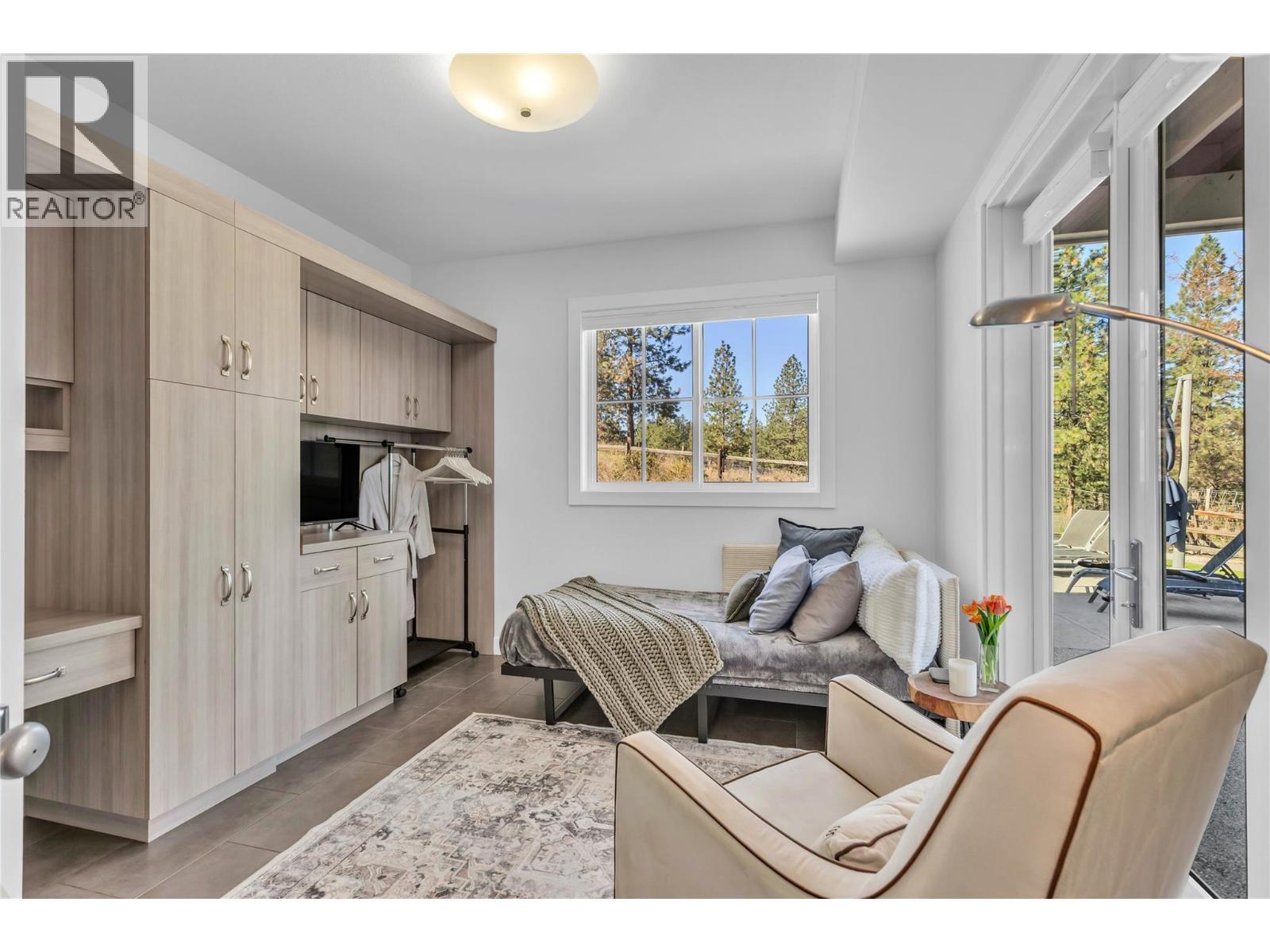 2376 Saucier Road, Kelowna, BC - Indoor