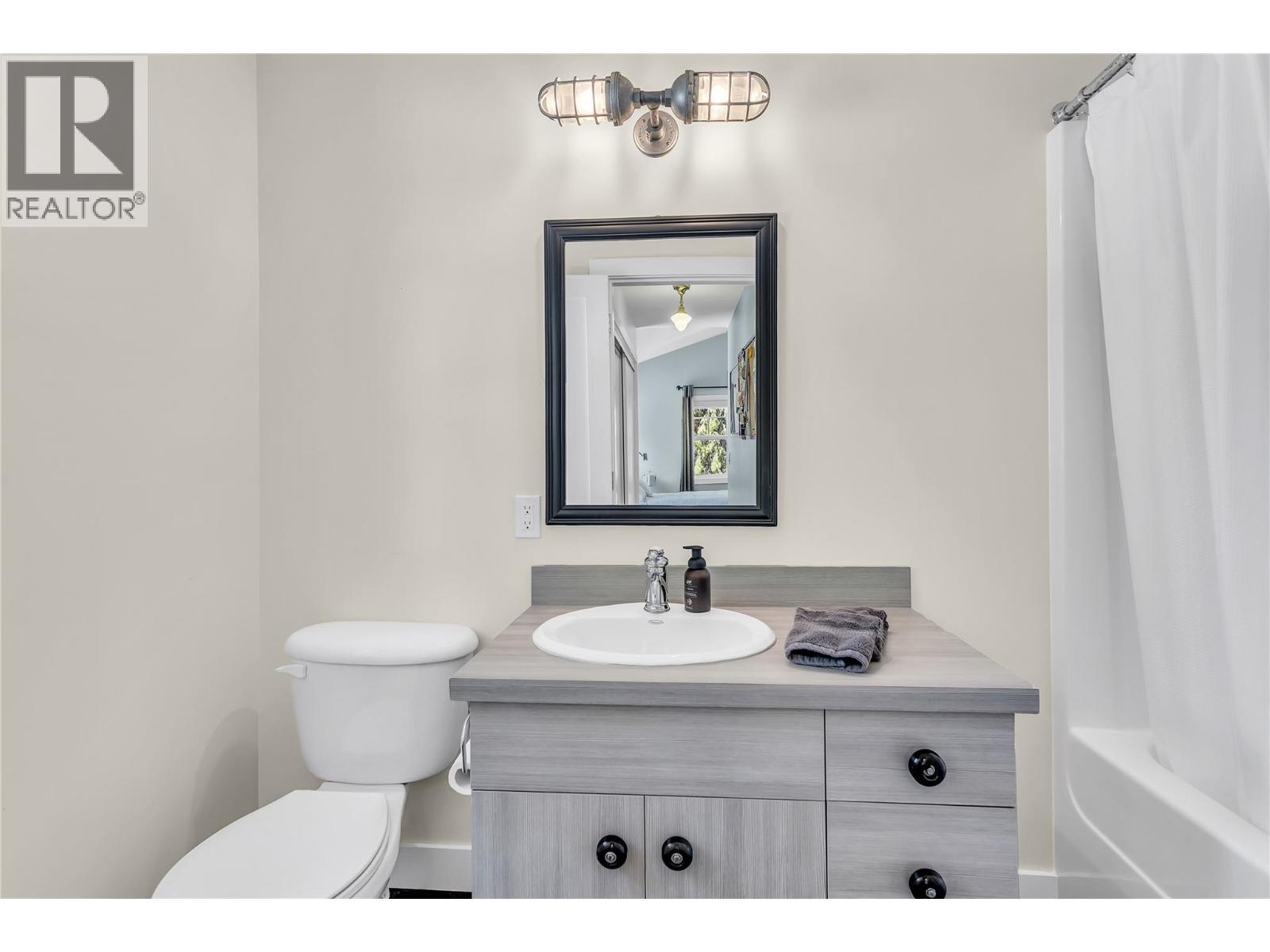 ensuite - 2376 Saucier Road, Kelowna, BC - Indoor Photo Showing Bathroom