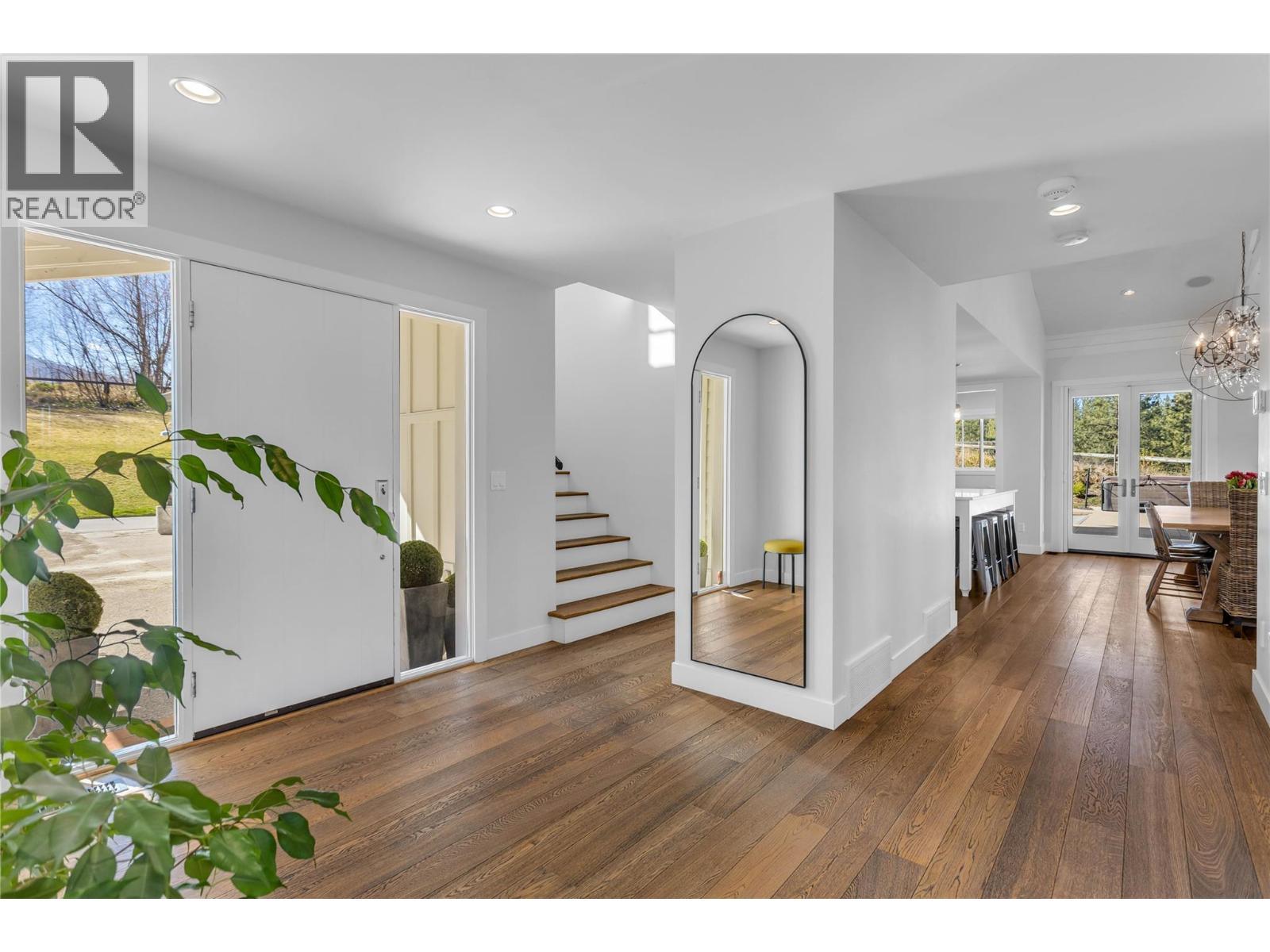 Spacious and bright foyer - 2376 Saucier Road, Kelowna, BC - Indoor