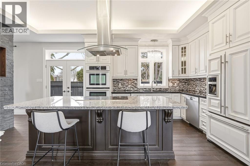 991 Glenwood Avenue, Burlington, ON - Indoor Photo Showing Kitchen With Double Sink With Upgraded Kitchen