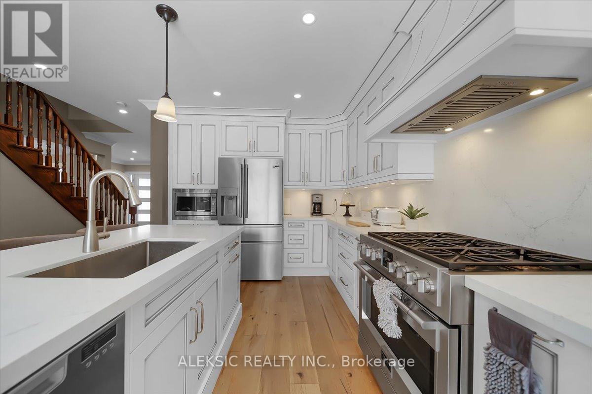 33 Hillpath Crescent, Brampton, ON - Indoor Photo Showing Kitchen With Upgraded Kitchen