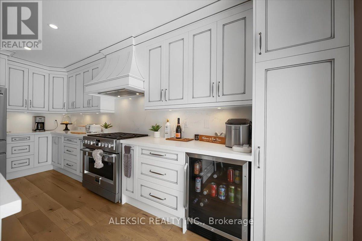 33 Hillpath Crescent, Brampton, ON - Indoor Photo Showing Kitchen With Upgraded Kitchen