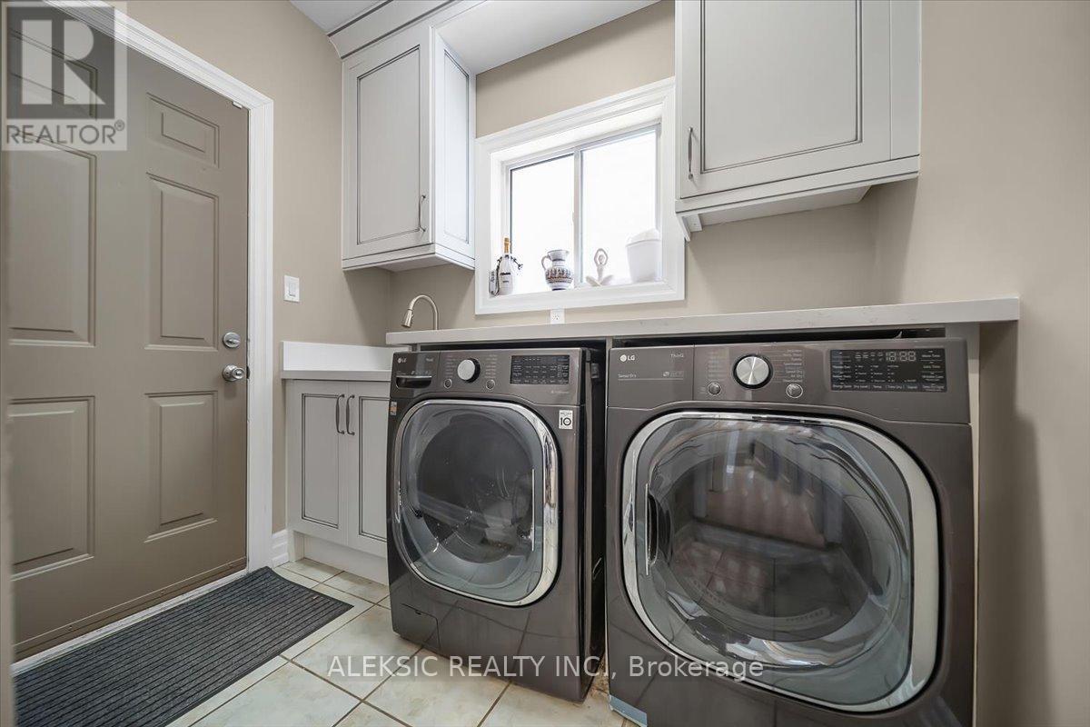 33 Hillpath Crescent, Brampton, ON - Indoor Photo Showing Laundry Room