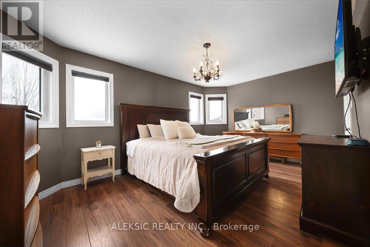 33 Hillpath Crescent, Brampton, ON - Indoor Photo Showing Bedroom