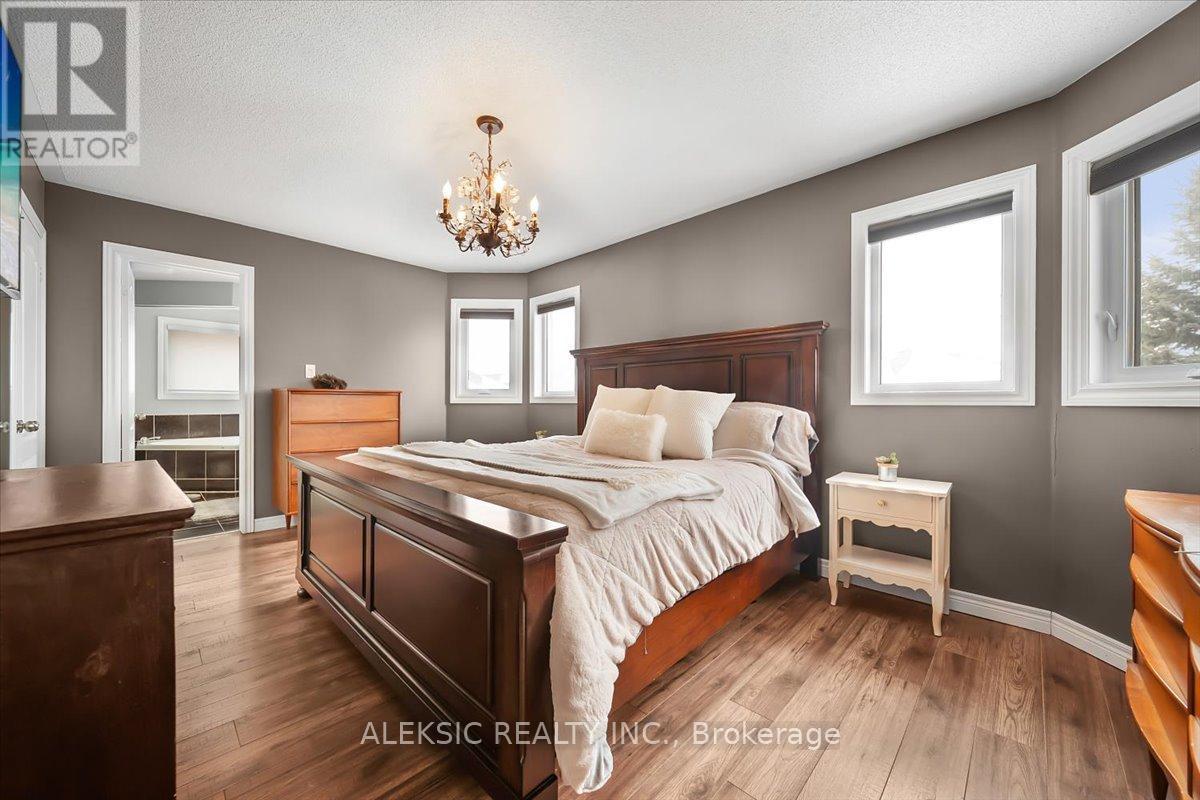 33 Hillpath Crescent, Brampton, ON - Indoor Photo Showing Bedroom