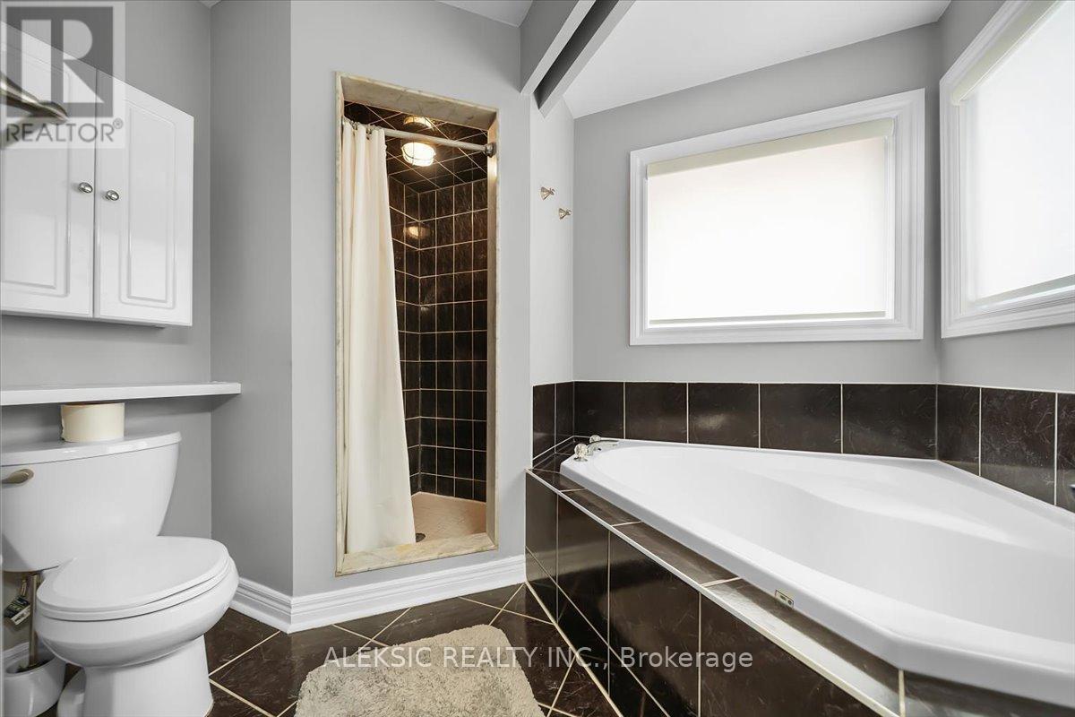 33 Hillpath Crescent, Brampton, ON - Indoor Photo Showing Bathroom