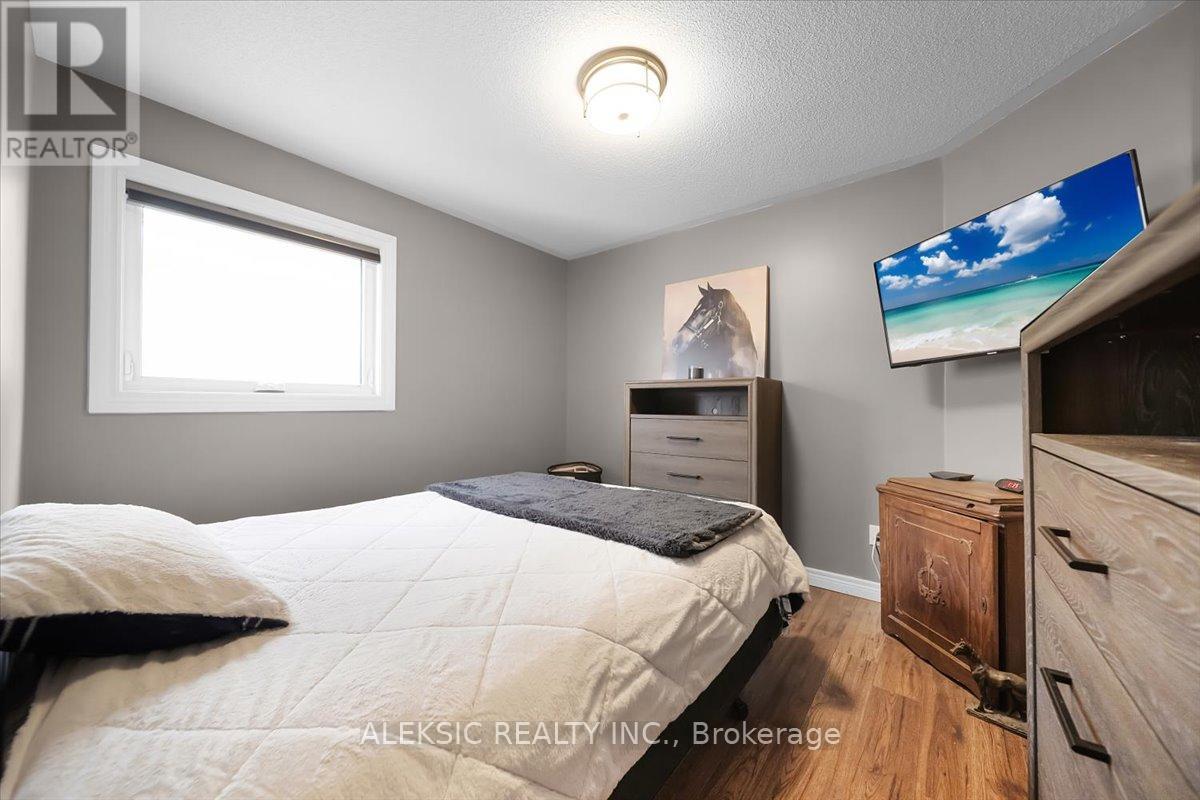 33 Hillpath Crescent, Brampton, ON - Indoor Photo Showing Bedroom