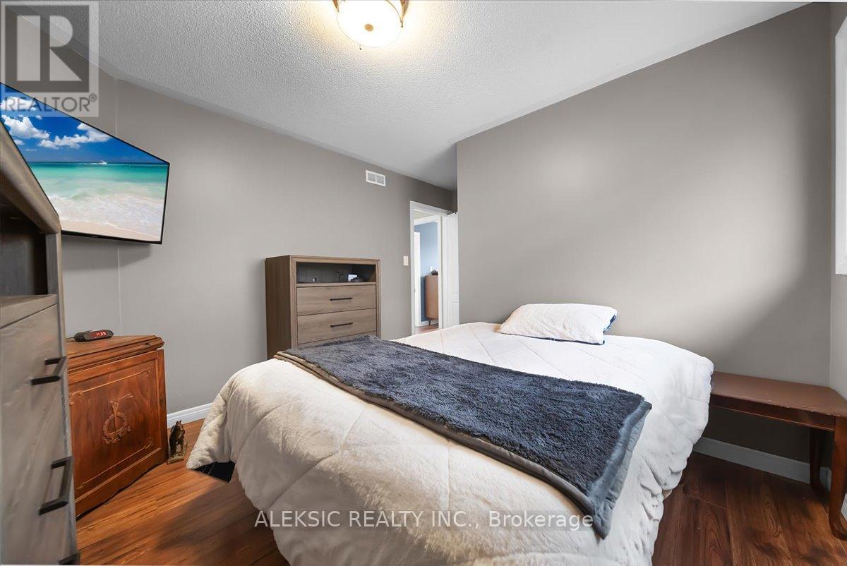 33 Hillpath Crescent, Brampton, ON - Indoor Photo Showing Bedroom