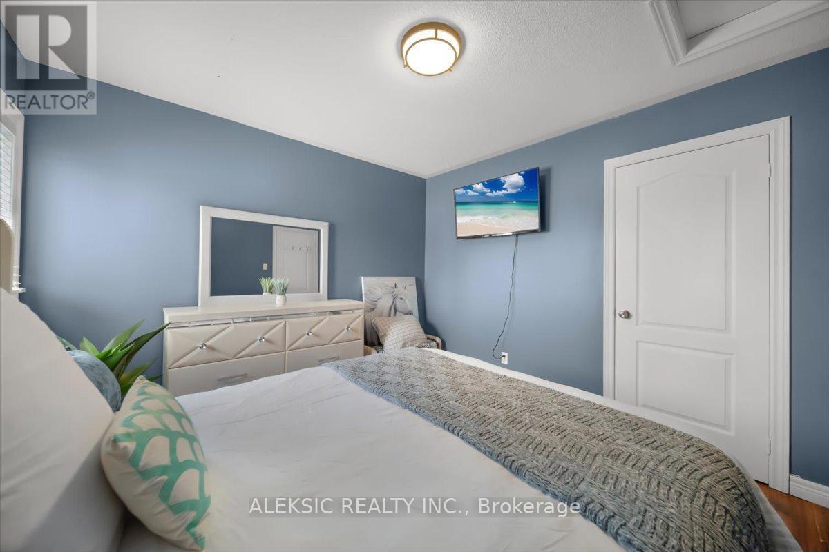 33 Hillpath Crescent, Brampton, ON - Indoor Photo Showing Bedroom