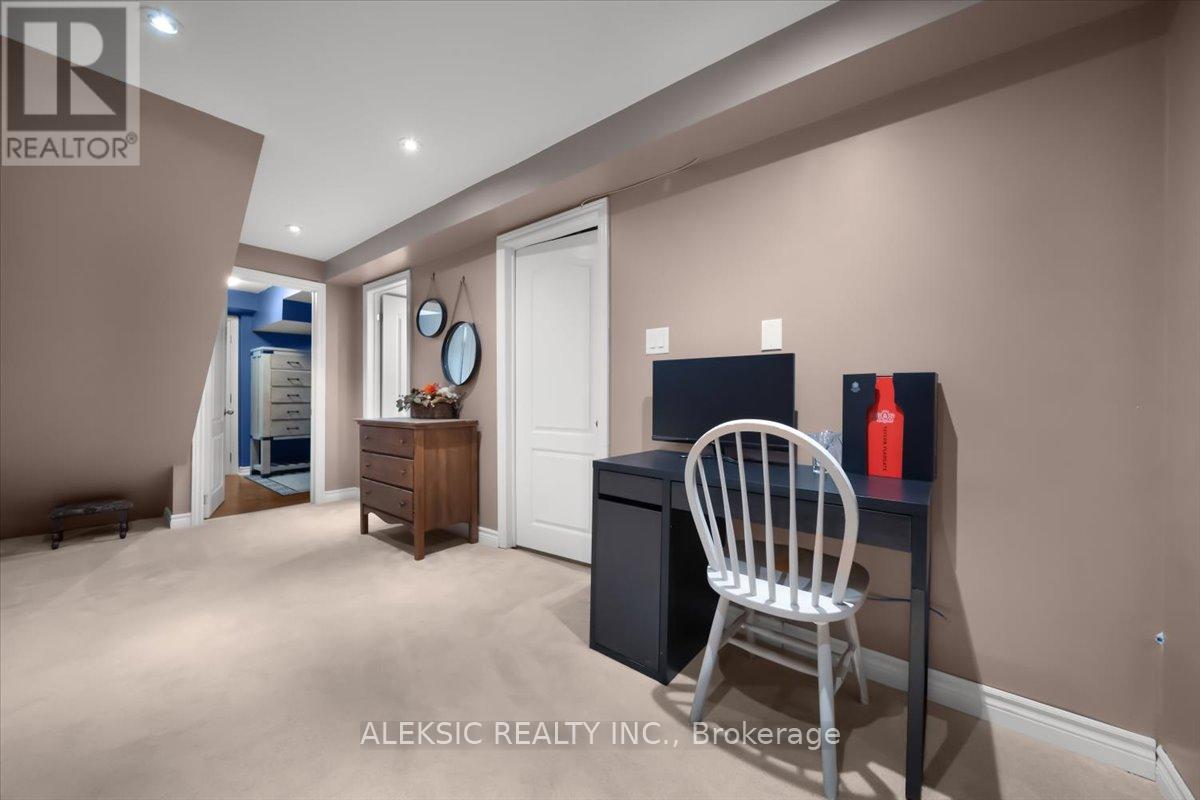 33 Hillpath Crescent, Brampton, ON - Indoor