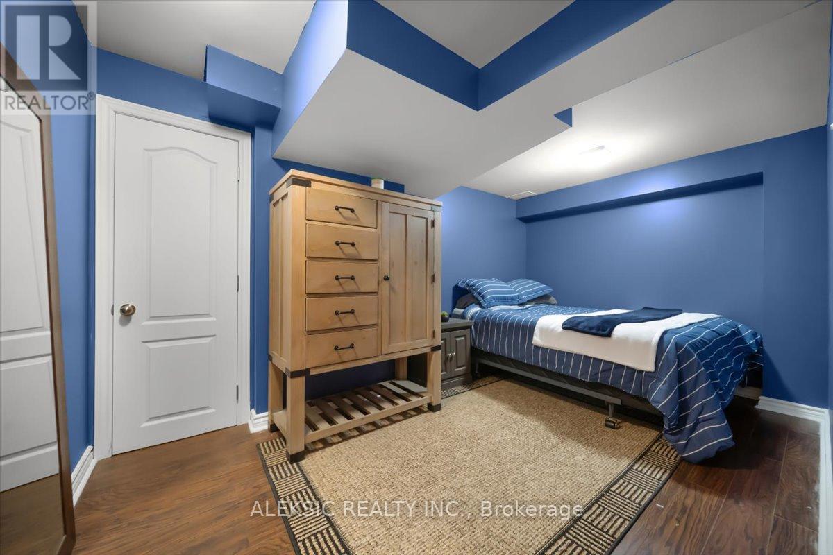 33 Hillpath Crescent, Brampton, ON - Indoor Photo Showing Bedroom