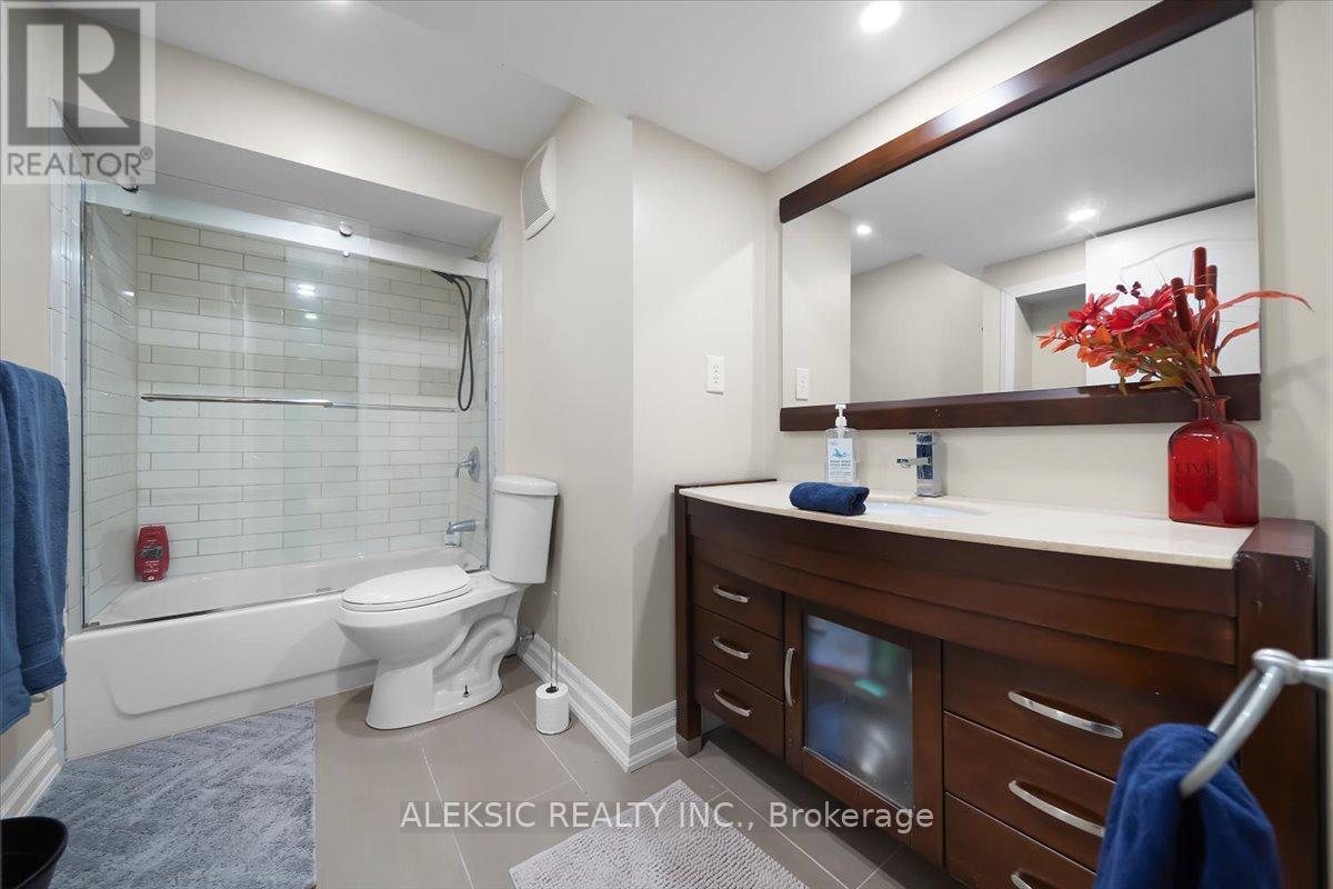 33 Hillpath Crescent, Brampton, ON - Indoor Photo Showing Bathroom