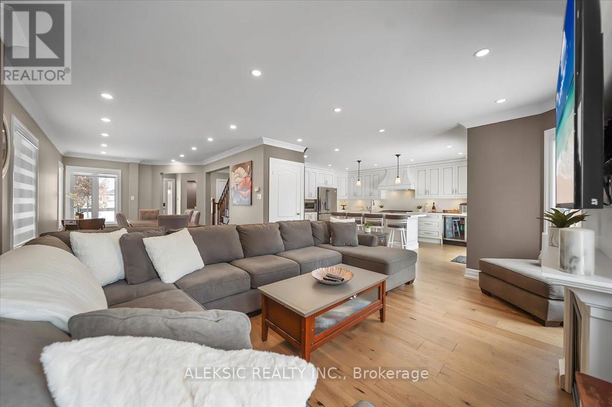 33 Hillpath Crescent, Brampton, ON - Indoor Photo Showing Living Room