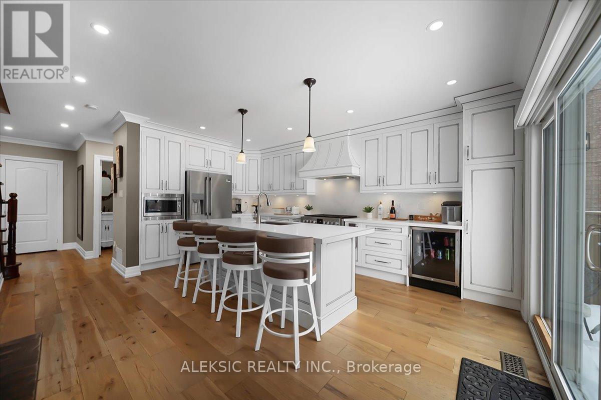 33 Hillpath Crescent, Brampton, ON - Indoor Photo Showing Kitchen With Upgraded Kitchen