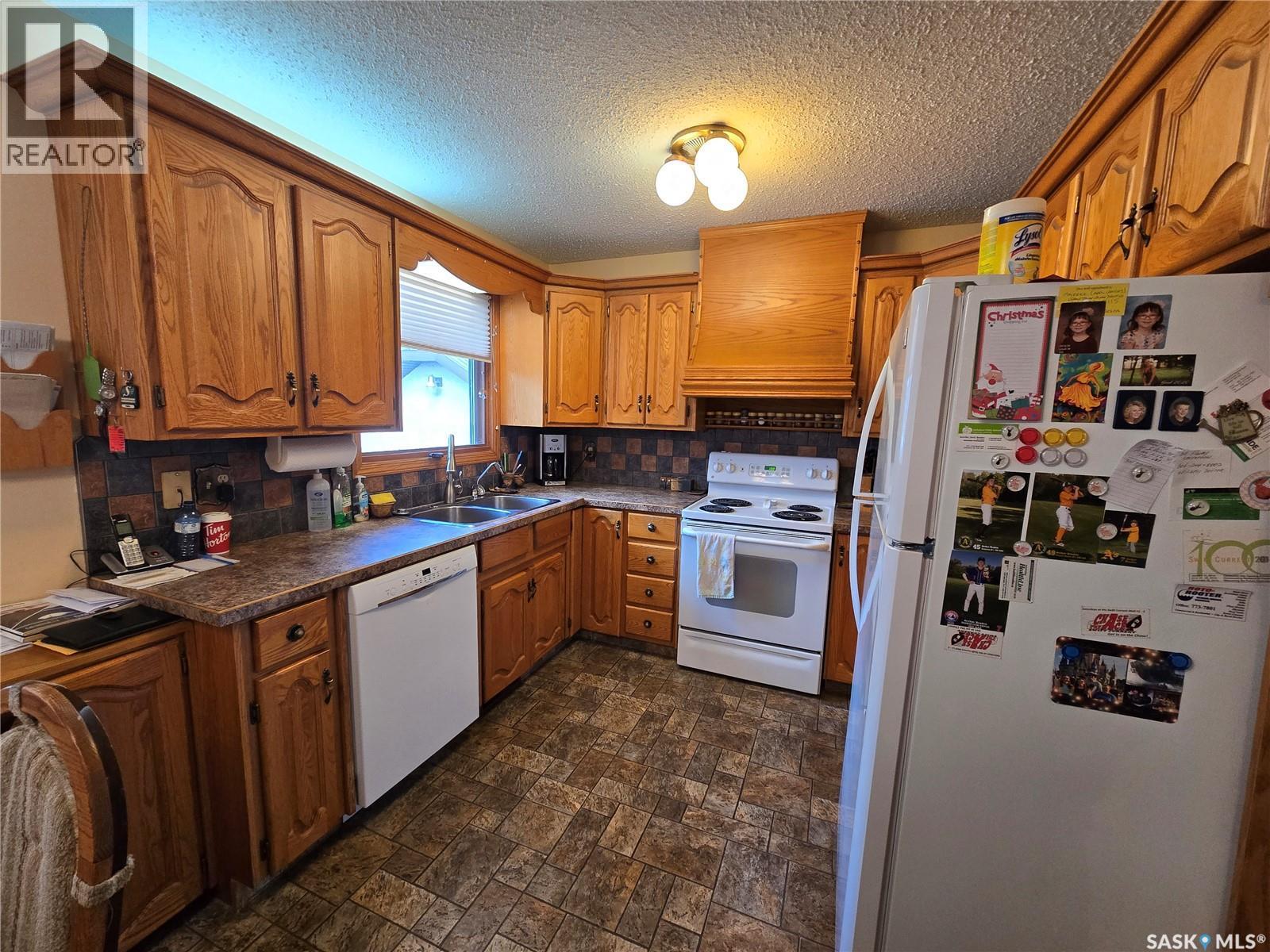 474 Steele Crescent, Swift Current, SK - Indoor Photo Showing Kitchen With Double Sink