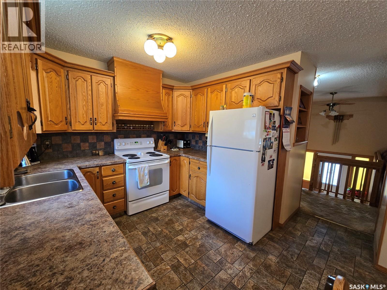 474 Steele Crescent, Swift Current, SK - Indoor Photo Showing Kitchen With Double Sink