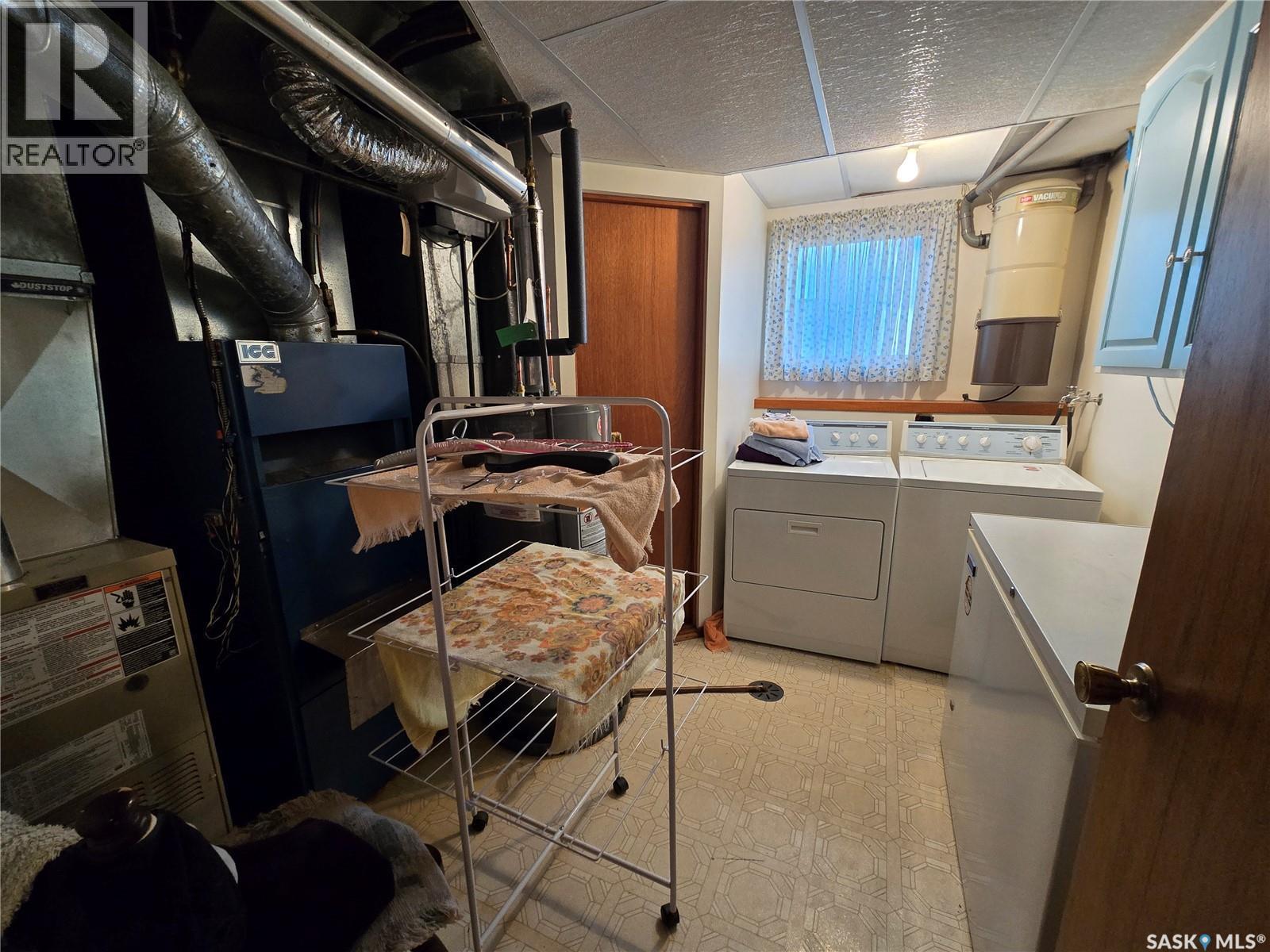 474 Steele Crescent, Swift Current, SK - Indoor Photo Showing Laundry Room