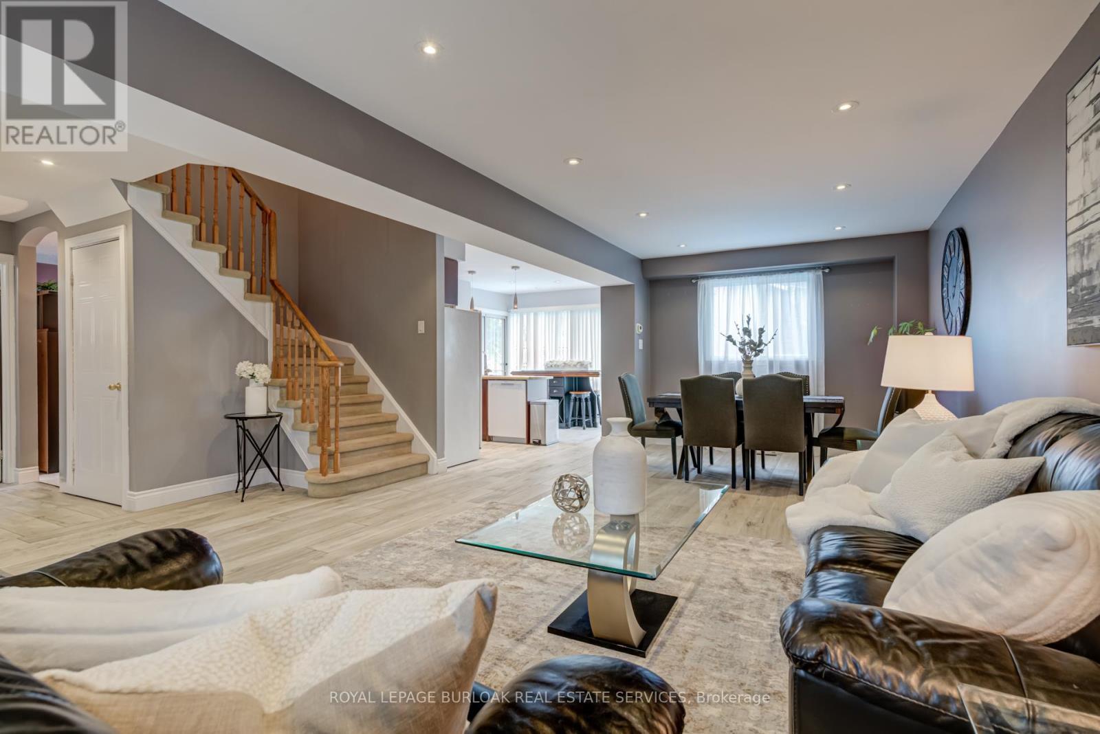 2055 Hunters Wood Drive, Burlington, ON - Indoor Photo Showing Living Room