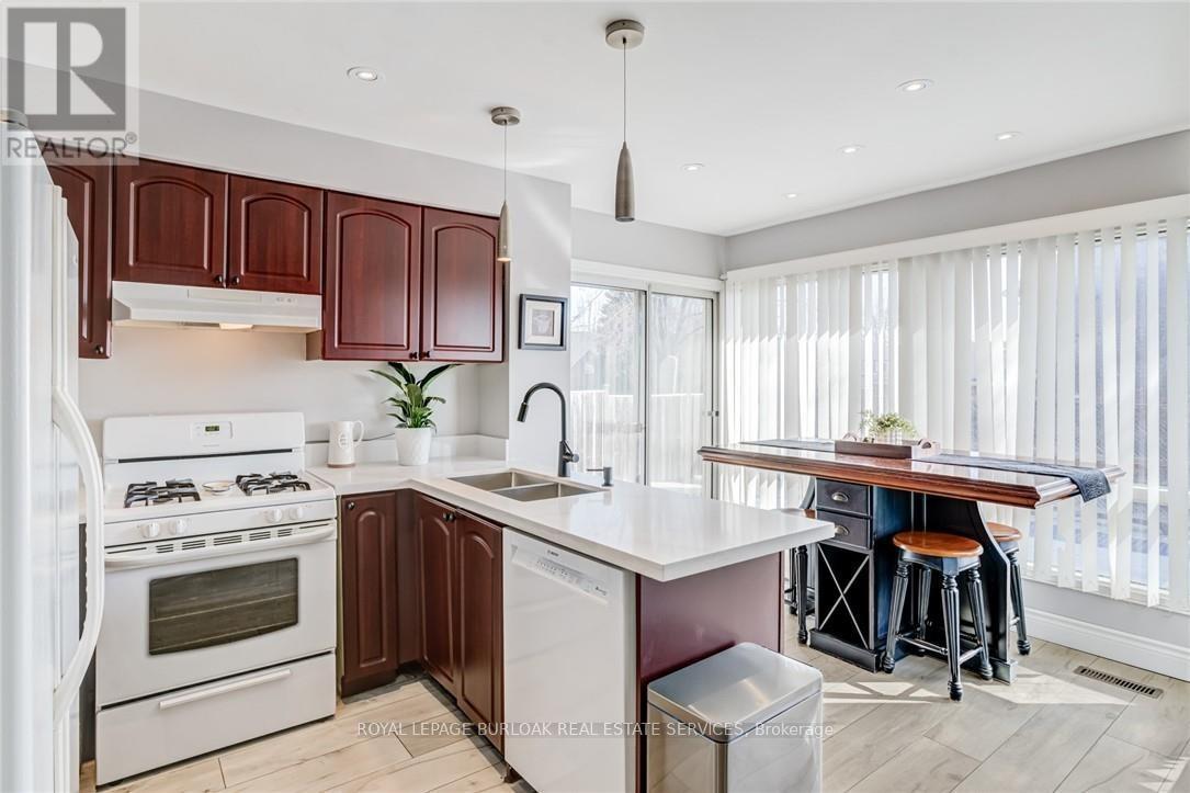 2055 Hunters Wood Drive, Burlington, ON - Indoor Photo Showing Kitchen With Double Sink
