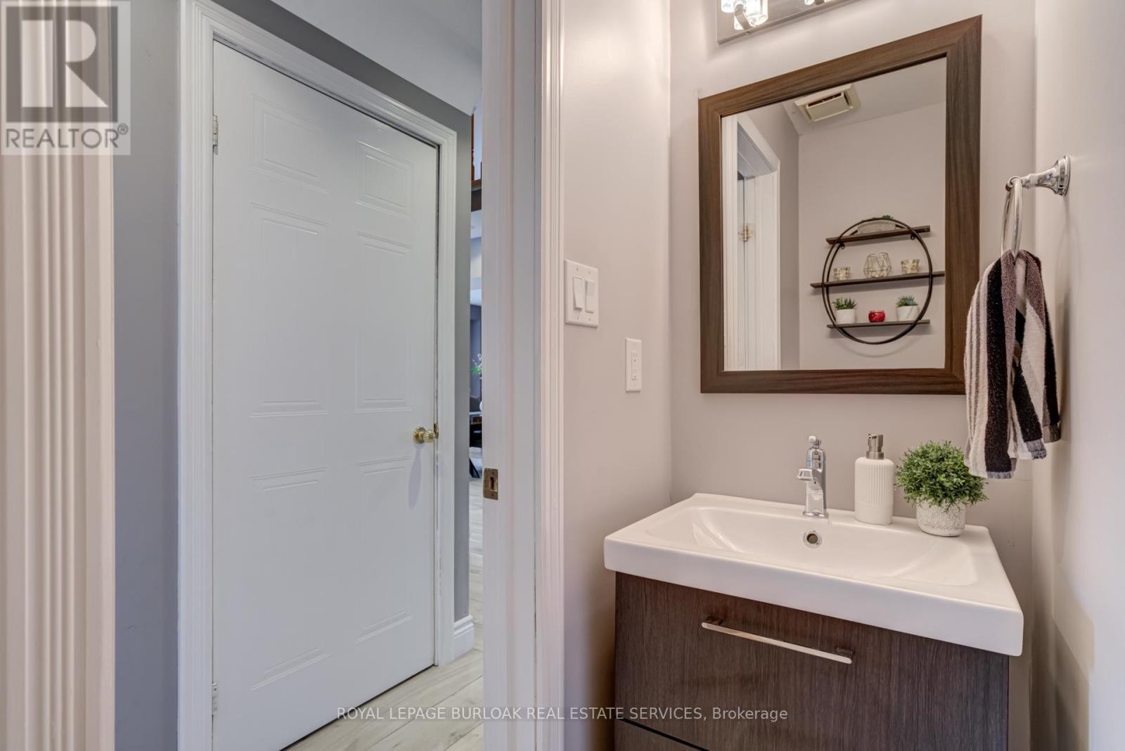2055 Hunters Wood Drive, Burlington, ON - Indoor Photo Showing Bathroom