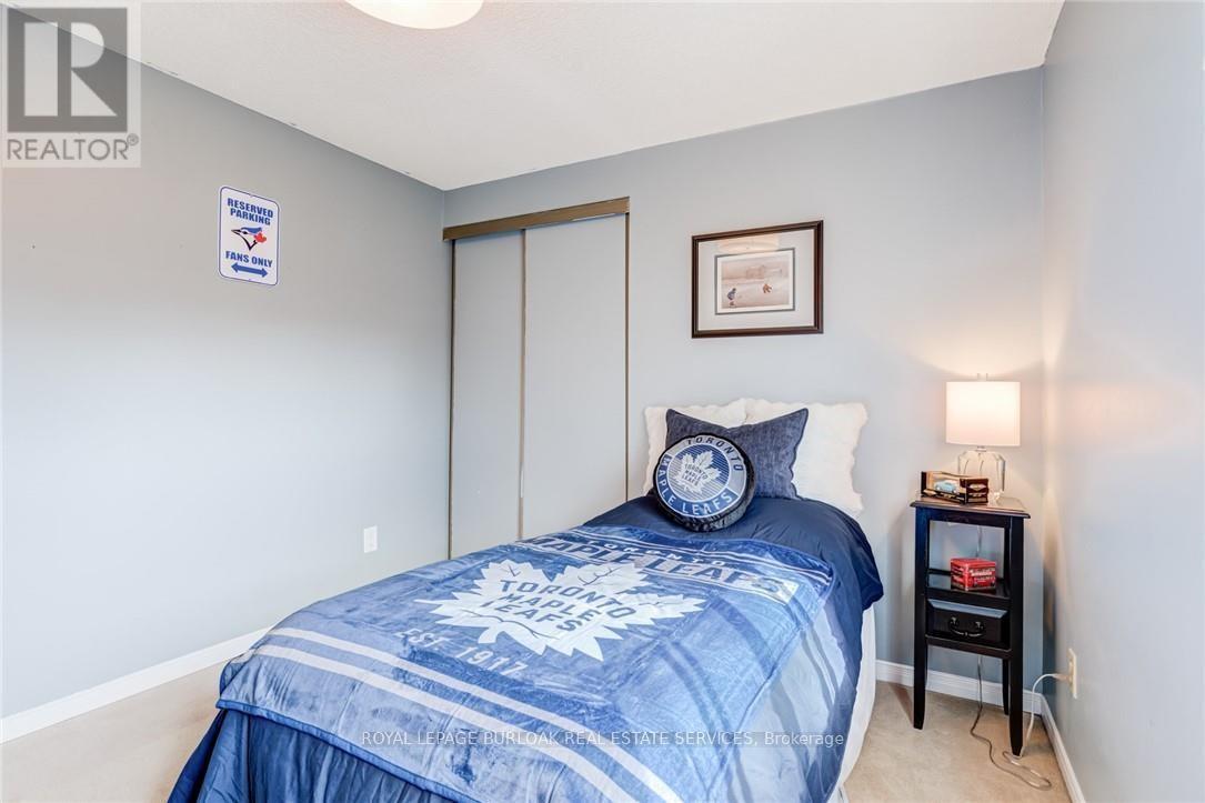 2055 Hunters Wood Drive, Burlington, ON - Indoor Photo Showing Bedroom