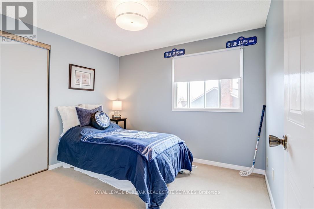 2055 Hunters Wood Drive, Burlington, ON - Indoor Photo Showing Bedroom