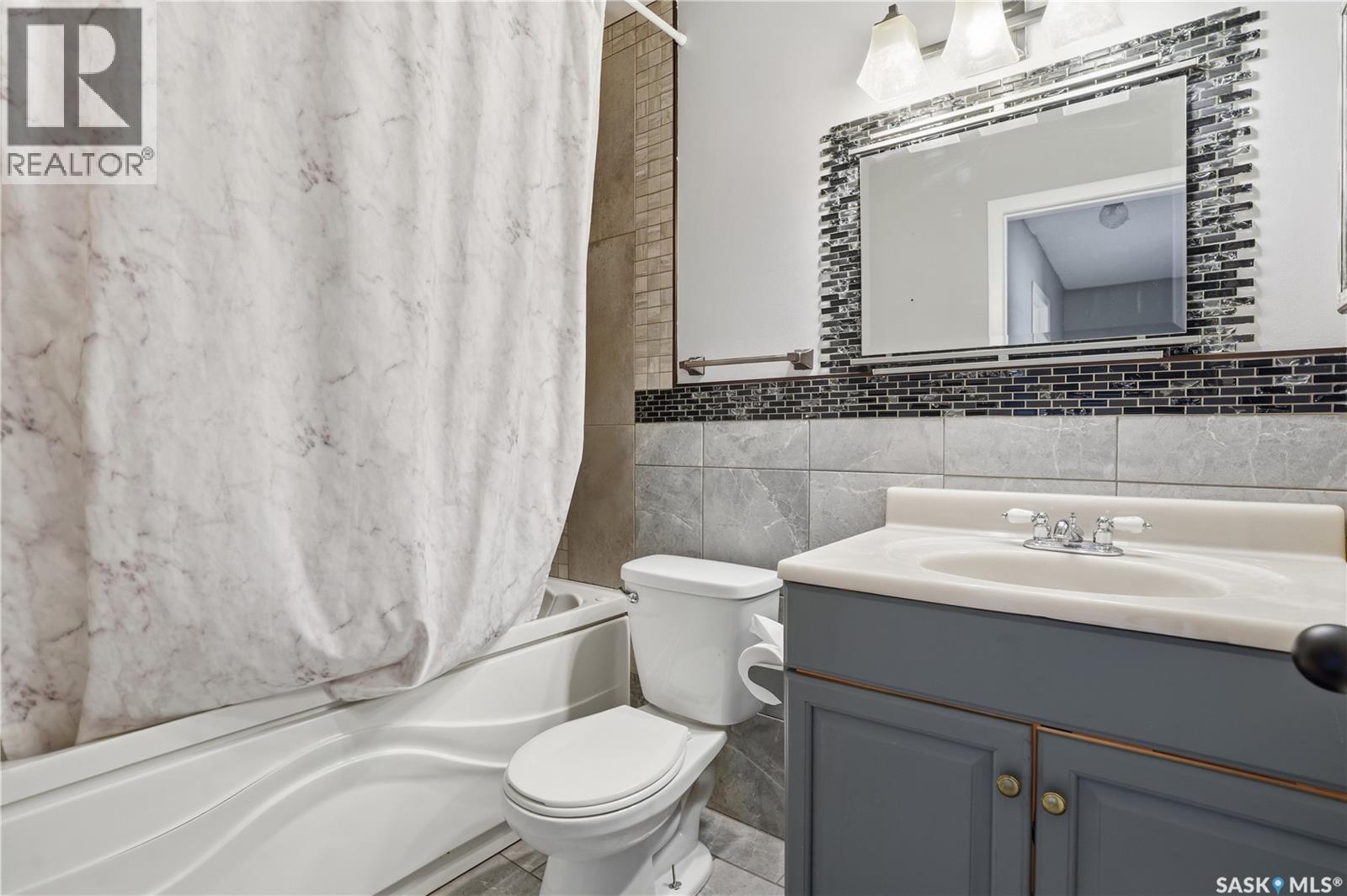 3 Carson Road, Regina, SK - Indoor Photo Showing Bathroom