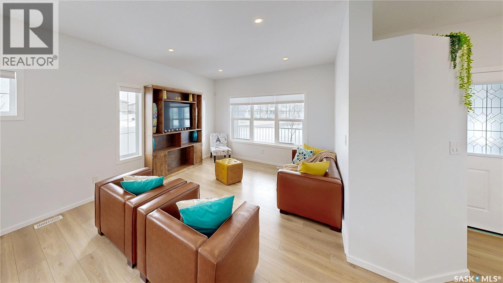 3100 Crosbie Crescent, Regina, SK - Indoor Photo Showing Living Room