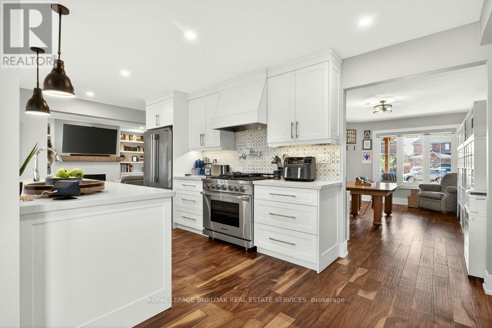 1078 Augustus Drive, Burlington, ON - Indoor Photo Showing Kitchen With Upgraded Kitchen