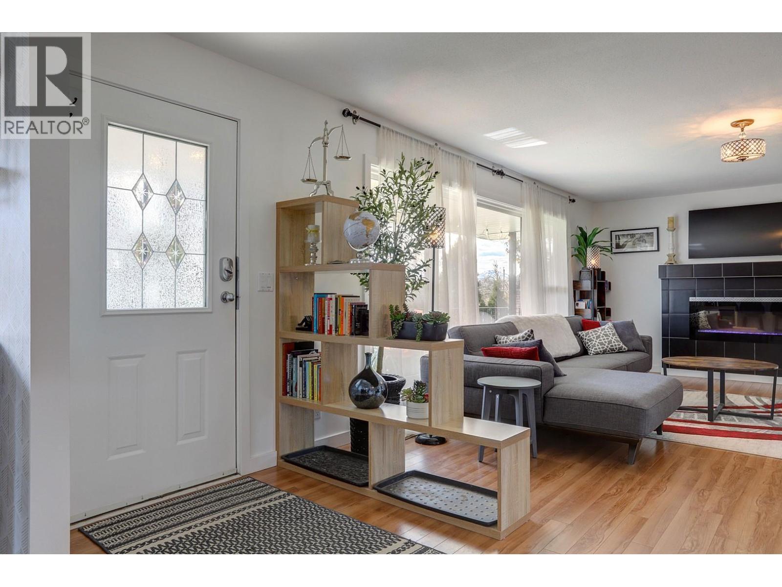 9811 Venables Drive, Vernon, BC - Indoor Photo Showing Living Room