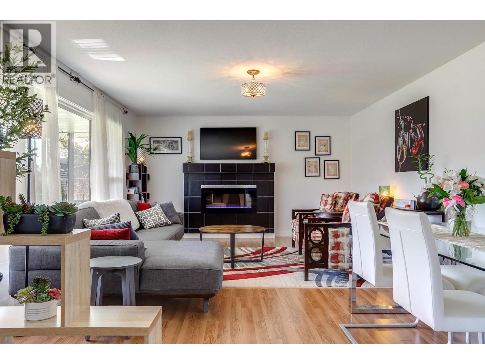 9811 Venables Drive, Vernon, BC - Indoor Photo Showing Living Room With Fireplace