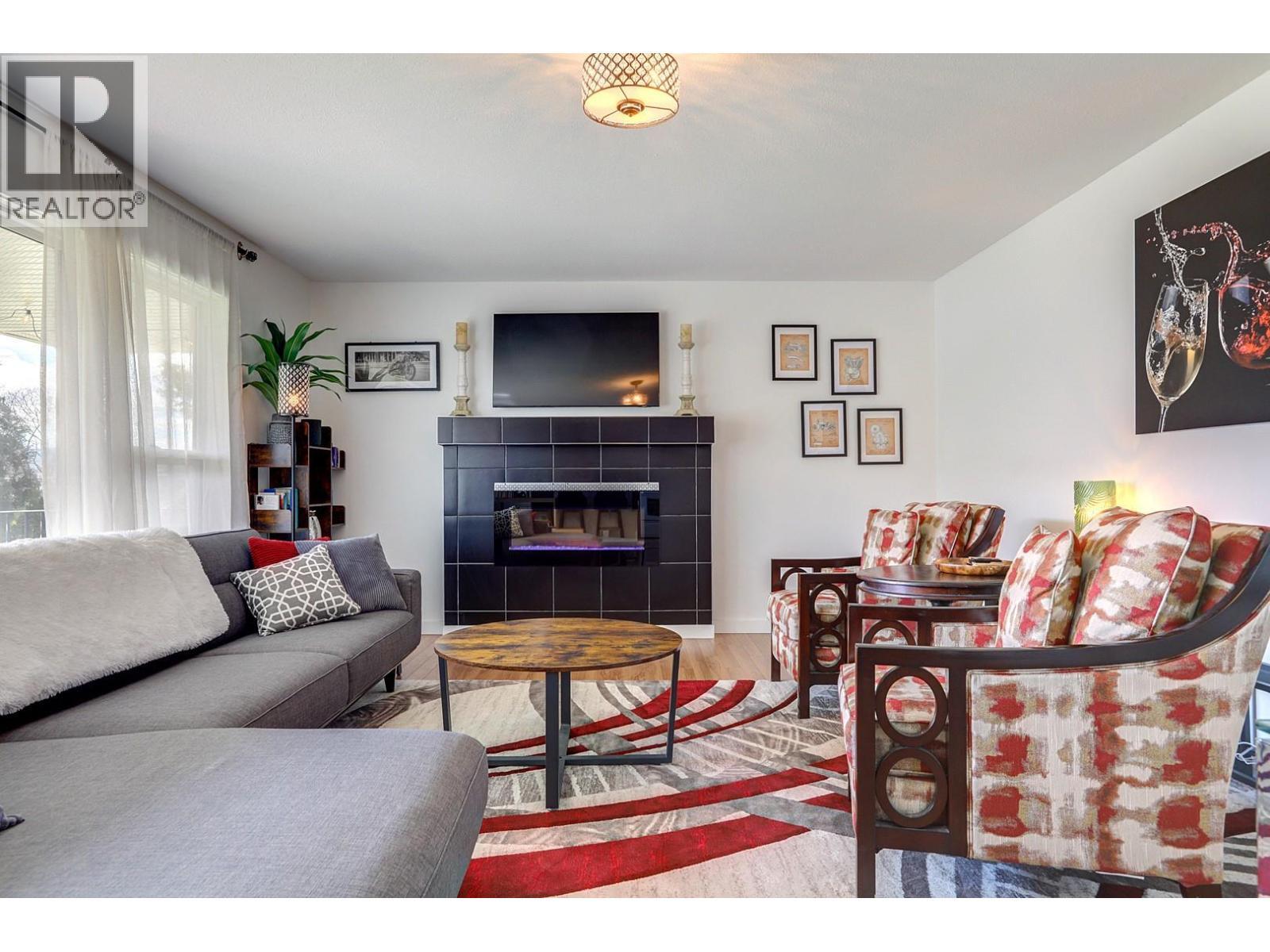 9811 Venables Drive, Vernon, BC - Indoor Photo Showing Living Room With Fireplace